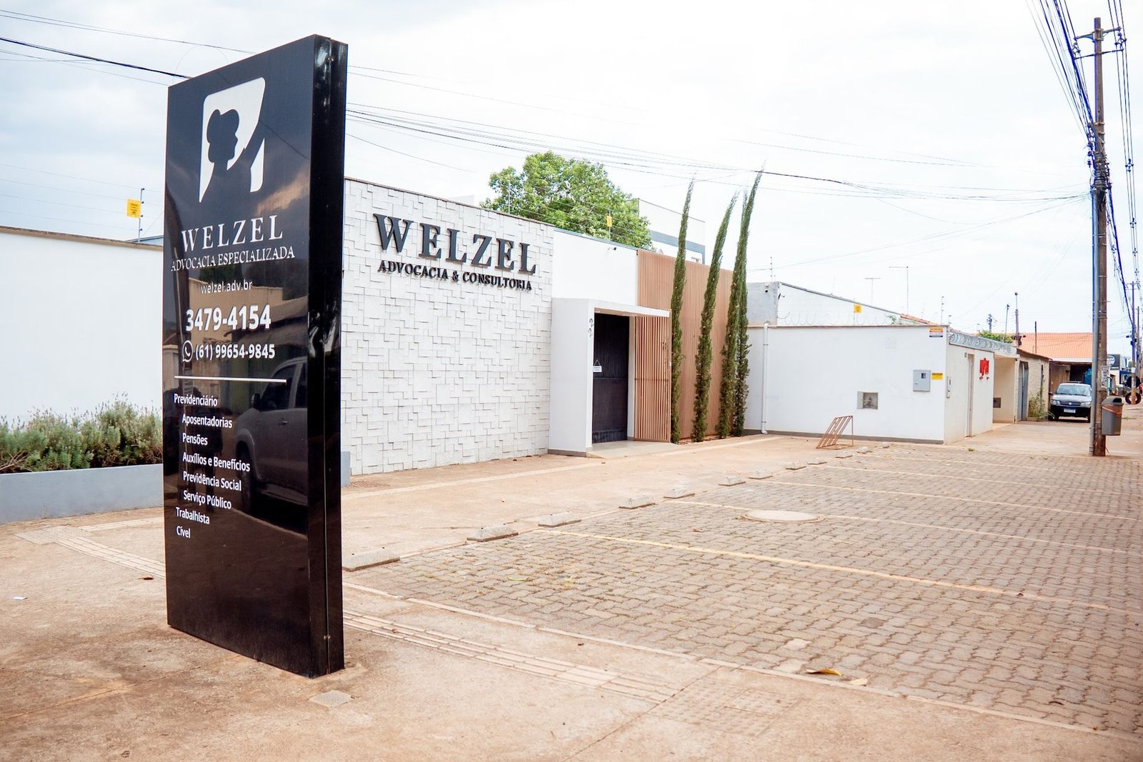 Totem e fachada do escritório Welzel Advocacia & Consultoria em Brazlândia